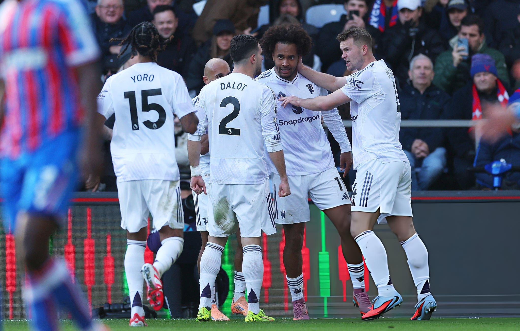 Toàn đội MU ăn mừng với Zirkzee