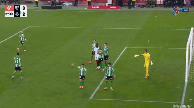 Trận Sevilla vs Real Betis bị tạm dừng ở phút 87