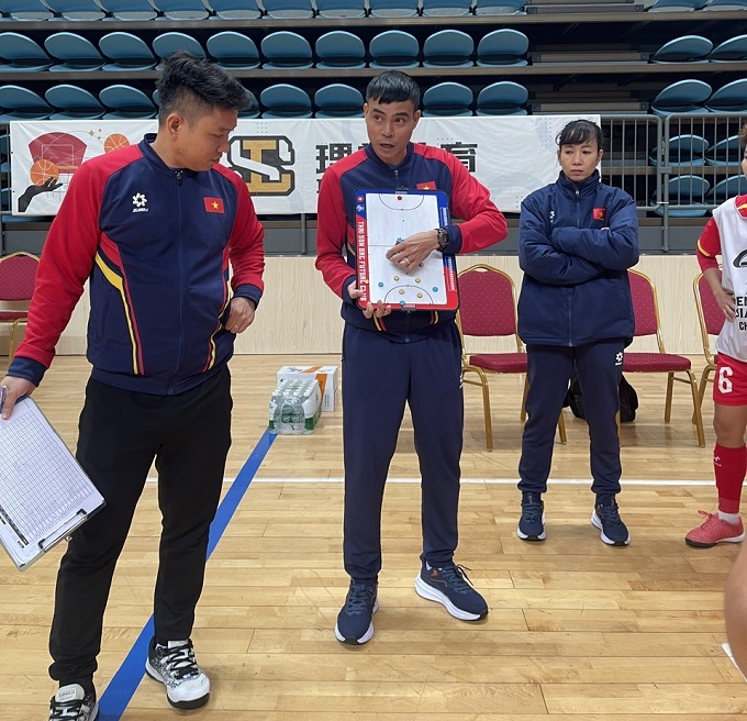 HLV Nguyễn Đình Hoàng hướng dẫn các cầu thủ trong trận đấu