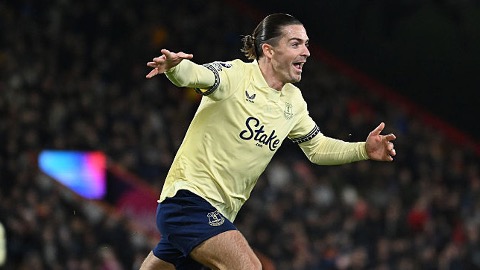  Jack Grealish hết hay lại gặp may