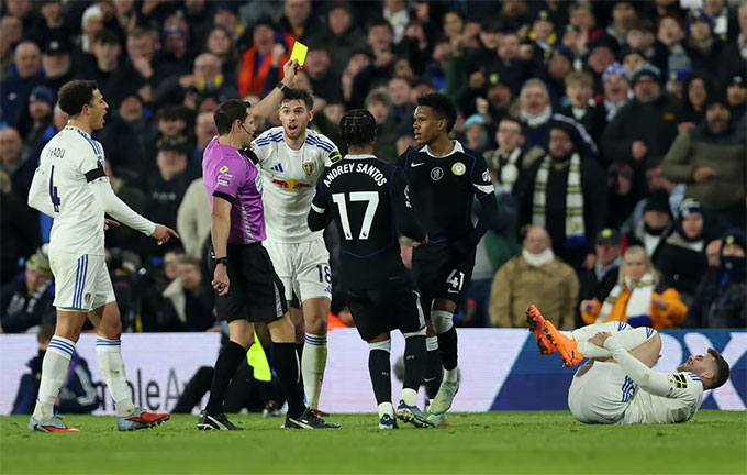 Estevao phải nhận thẻ vàng trong hiệp 1