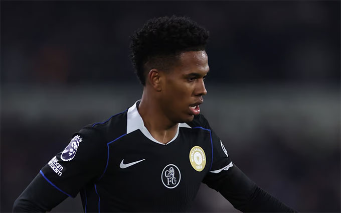 Estevao rời sân khi Chelsea đang bị dẫn 0-2