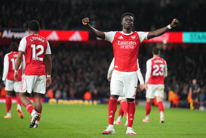 Bukayo Saka ăn mừng sau khi xé lưới Brentford