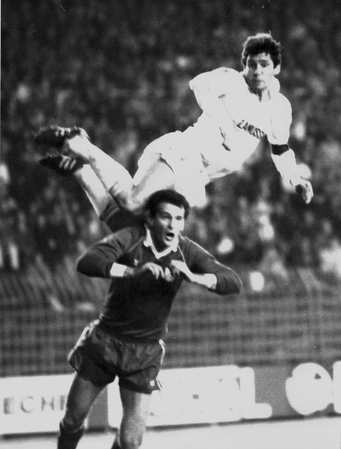 Huyền thoại Santillana trong một pha bật cao đánh đầu ghi bàn cho Real Madrid