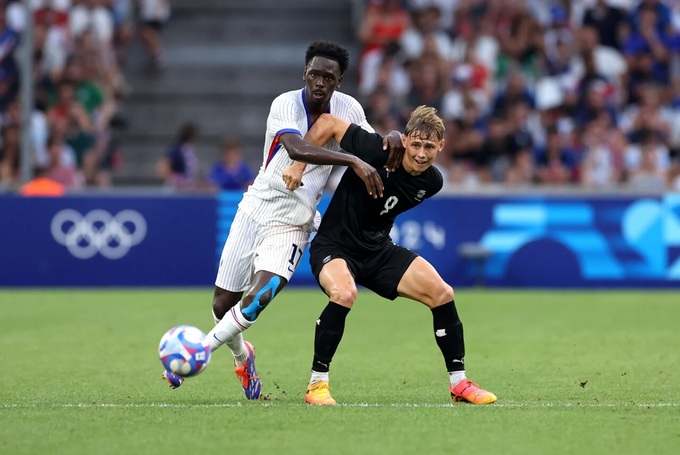 Magassa (áo sáng) đã góp công lớn giúp Pháp giành Huy chương Bạc môn bóng đá nam tại Olympic 2024