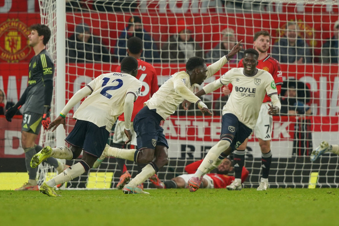 Magassa (phải) hy vọng sẽ được HLV trưởng ĐT Pháp để mắt sau khi ghi bàn vào lưới MU