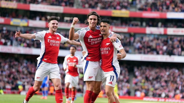 Calafiori góp mặt trong đội hình tiêu biểu