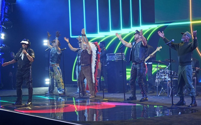 Ban nhạc Village People, gồm toàn thành viên mới và chỉ một thành viên cũ, không đẩy được bầu không khí nhạt nhẽo