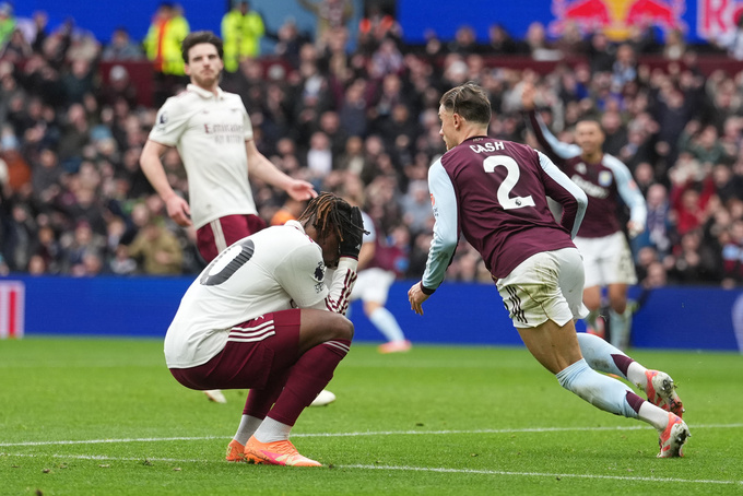 Arsenal (áo trắng) vừa phải nhận thất bại thứ 2 ở Premier League mùa này