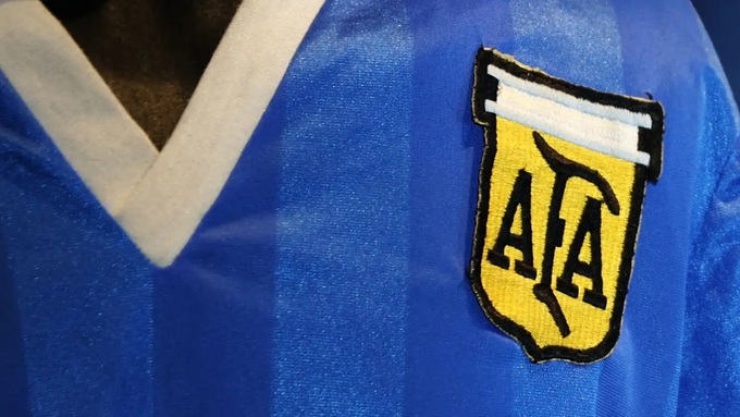 Những đường kim mũi chỉ vụng về khi gắn logo AFA lên chiếc áo "fake"