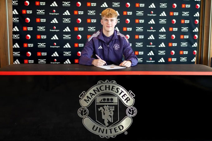 Hardy chính thức ký hợp đồng với MU