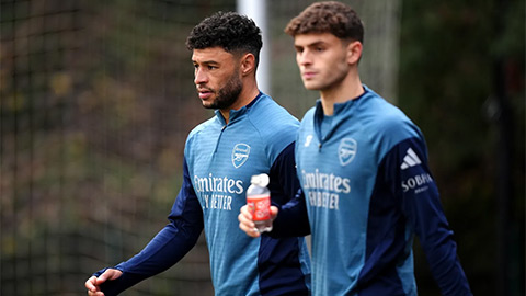  Oxlade-Chamberlain bất ngờ trở lại Arsenal, đối đầu MU