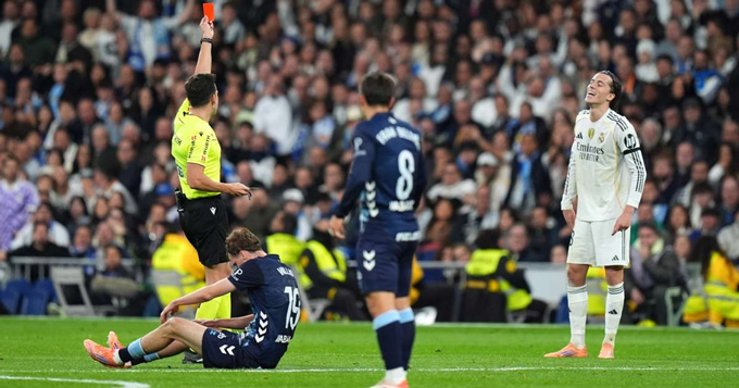 Alvaro Carreras nhận thẻ đỏ ở phút bù giờ hiệp 2