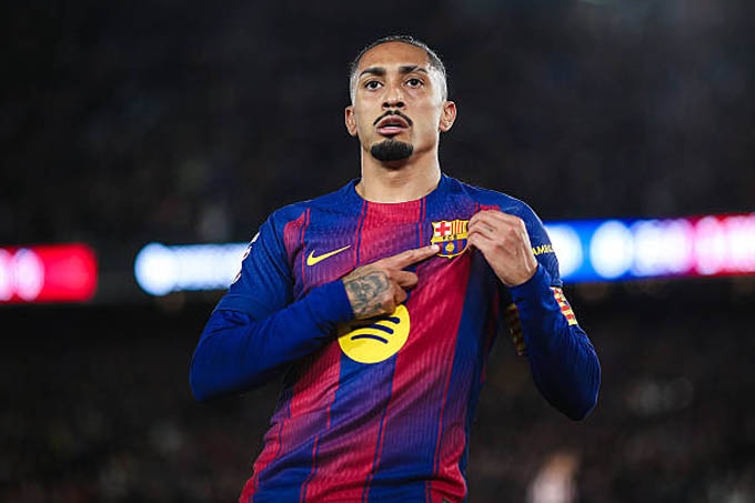 Raphinha còn hợp đồng 2 năm với Barca sau mùa này