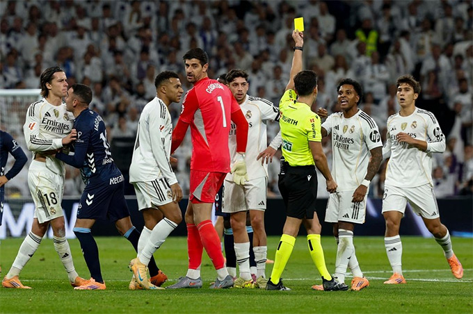 Bốn cầu thủ Real Madrid nhận án treo giò