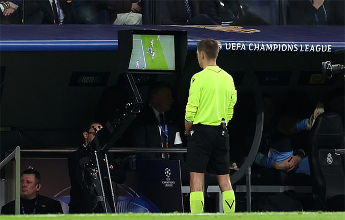 Trọng T xem lại pha phạm lỗi của Rudiger với Haaland