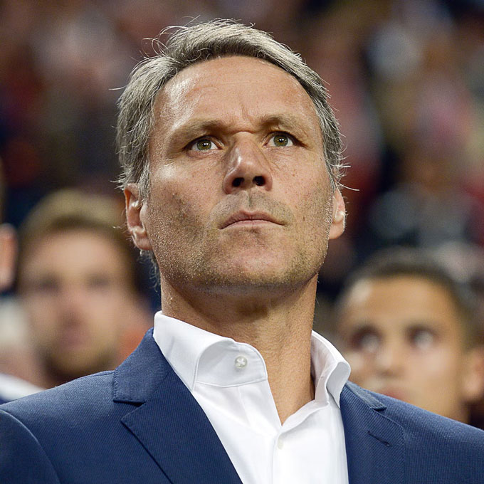 Marco van Basten ra sức công kích Salah