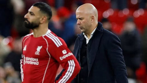  Cả Arne Slot và Mohamed Salah đều là 'cừu đen'