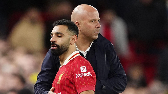 Cả Arne Slot và Mohamed Salah đều là 'cừu đen'