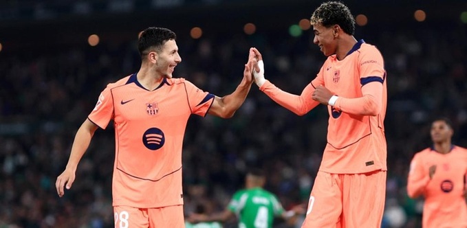 Đến Lamine Yamal (phải) gần đây cũng được thử nghiệm đá tiền vệ công