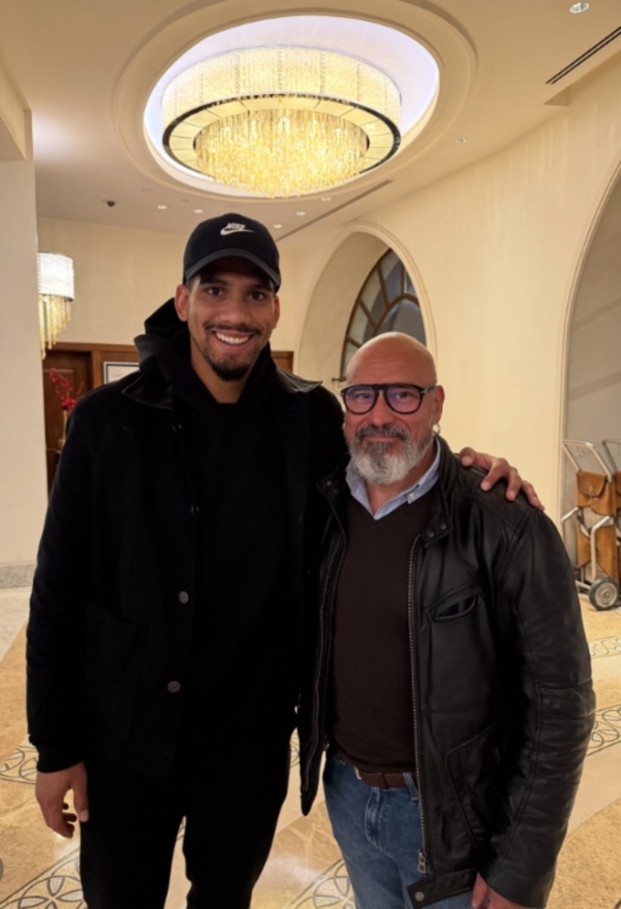 Araujo (trái) chụp ảnh với nghệ sỹ Mario Opazo ở Jerusalem