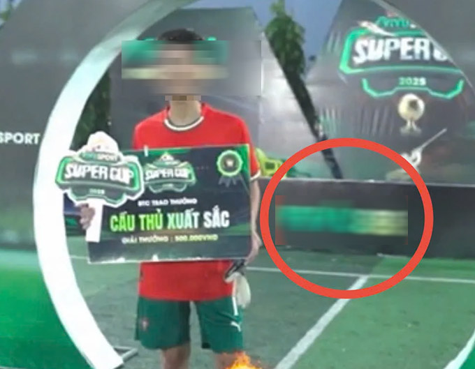 Mạng xã hội đăng tải hình ảnh 1 giải đấu phong trào có bảng quáng cáo hiện diện 1 tổ chức các cược