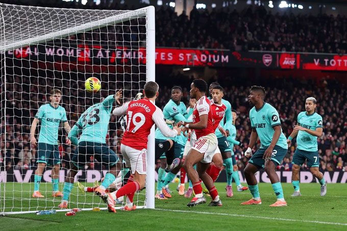 Arsenal phải nhờ tới 2 pha phản lưới nhà của Wolves mới có được 3 điểm