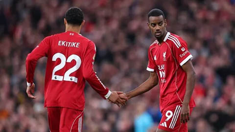  Ekitike khiến Isak chỉ còn nước 'độn thổ'