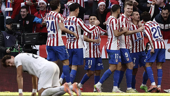 Các cầu thủ Atletico chia vui cùng Antoine Griezmann sau khi anh ghi bàn quyết định