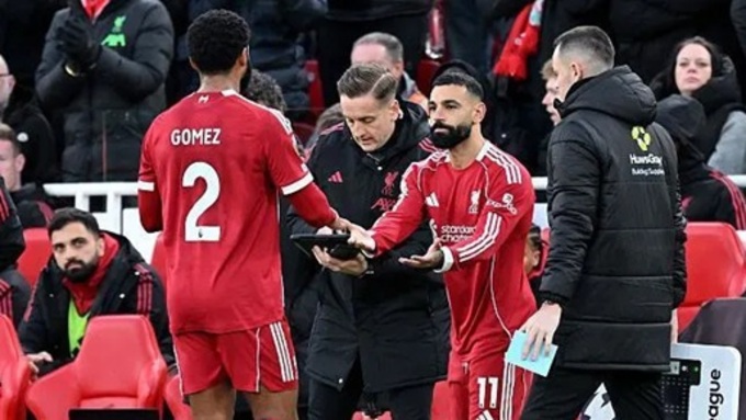 Salah (phải) đã sẵn sàng rời Anfield?