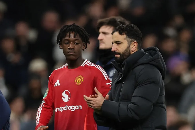 HLV Amorim bị các huyền thoại MU chỉ trích vì không sử dụng Mainoo