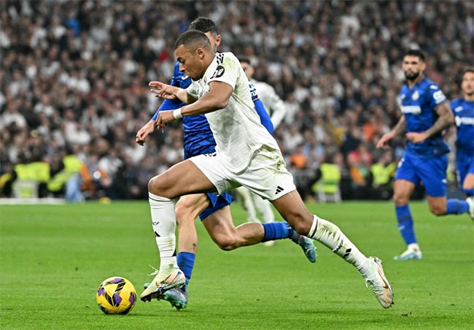 Mbappe trở lại đội hình chính và ghi bàn ngay lập tức