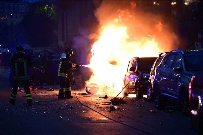 Xung đột giữa các CĐV gây cháy lớn