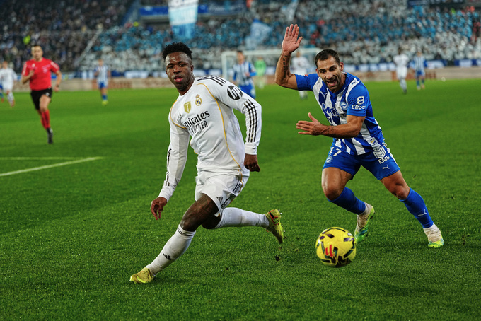 Vinicius Jr (trái) góp công lớn vào chiến thắng 2-1 của Real Madrid trên sân Alaves