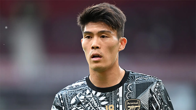 Takehiro Tomiyasu sẽ gắn bó với Ajax đến cuối mùa giải