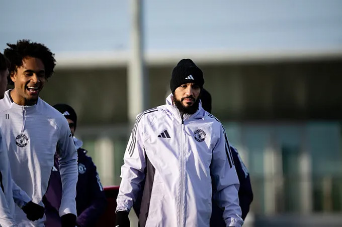 Mazraoui (giữa) đã không được ra sân ở trận gặp Bournemouth của MU vừa qua