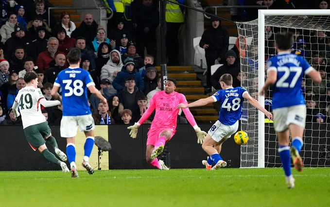 Garnacho (số 49) trong tình huống ghi bàn cho Chelsea