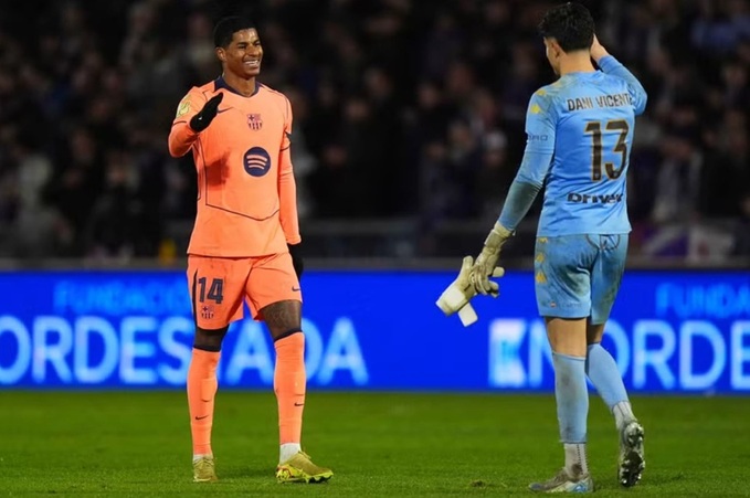 Rashford cười an ủi "nạn nhân"