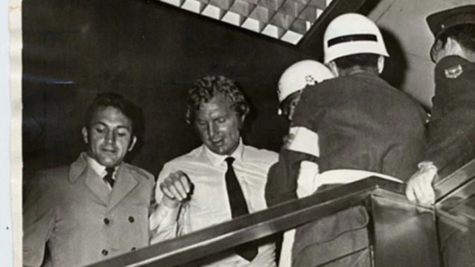 Bobby Moore bị cảnh sát Colombia bắt giữ