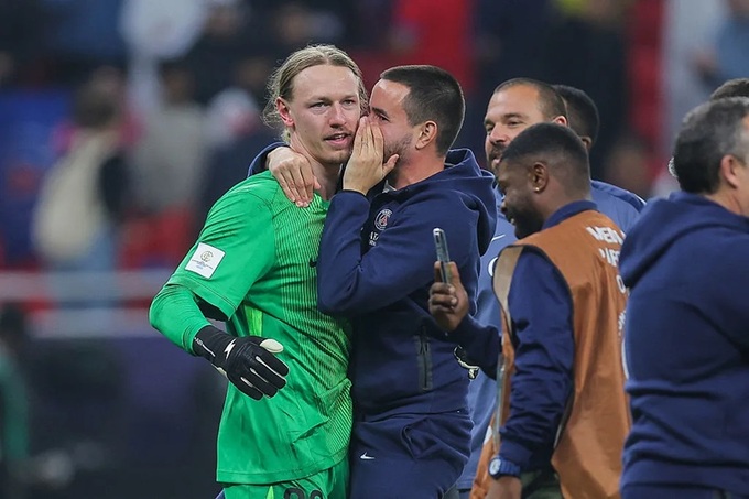 Đồng đội nói lời chúc mừng Safonov