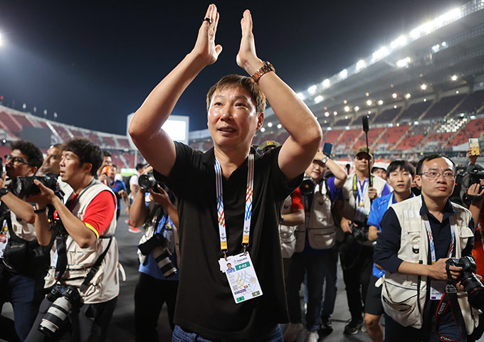 HLV Kim Sang Sik vẫn còn hợp đồng 1 năm với VFF - Ảnh: Đức Cường