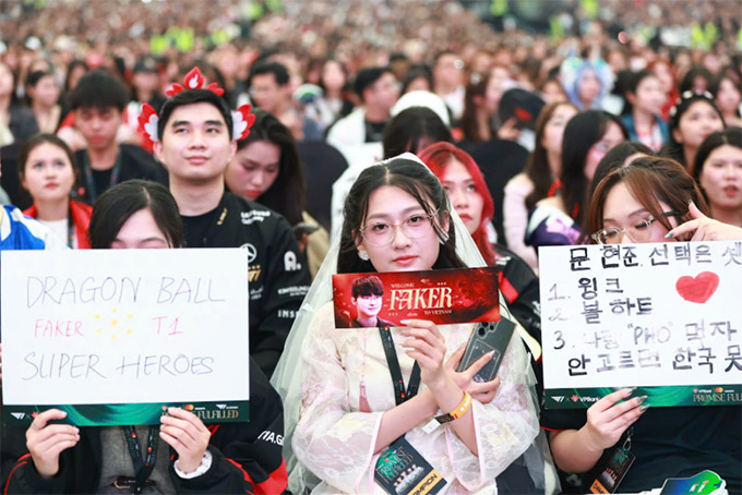 Hơn 10.000 người hâm mộ đã đến để chứng kiến khoảnh khắc lịch sử của làng eSport Việt