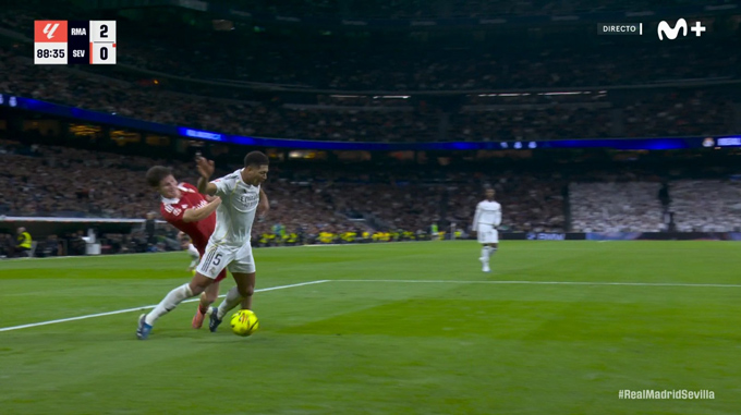 Bellingham ngã trong vòng cấm của Sevilla nhưng không có thêm 1 quả pen cho Real để Mbappe phá kỷ lục của Ronaldo