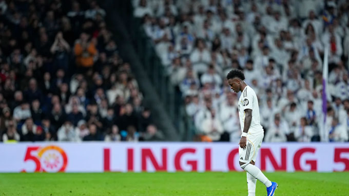 Vinicius bị CĐV Real la ó khi rời sân