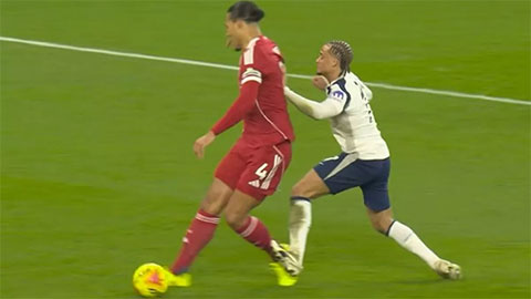  Xavi Simons gần như bật khóc sau khi nhận thẻ đỏ