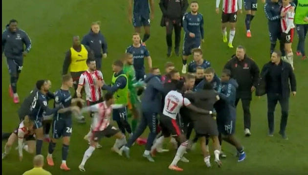   Cầu thủ hai đội lao vào nhau ẩu đả