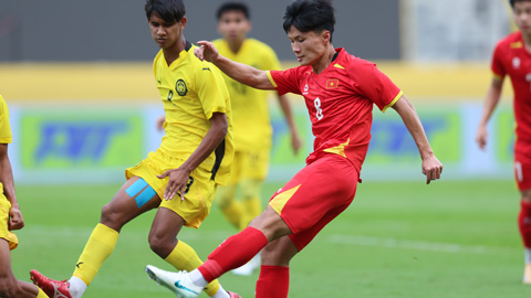  Một khoảng trống giữa sân đang chờ Kim Sang Sik