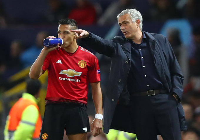 Sanchez sau đó bị Mourinho loại khỏi danh sách thi đấu