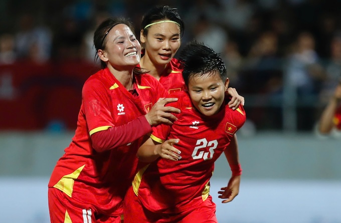 Niềm vui của Bích Thuỳ và đồng đội khi có bàn thắng - Ảnh: Đức Cường