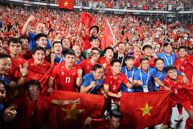 ĐT U22 Việt Nam trong vòng tay người hâm mộ. Ảnh: Đức Cường 